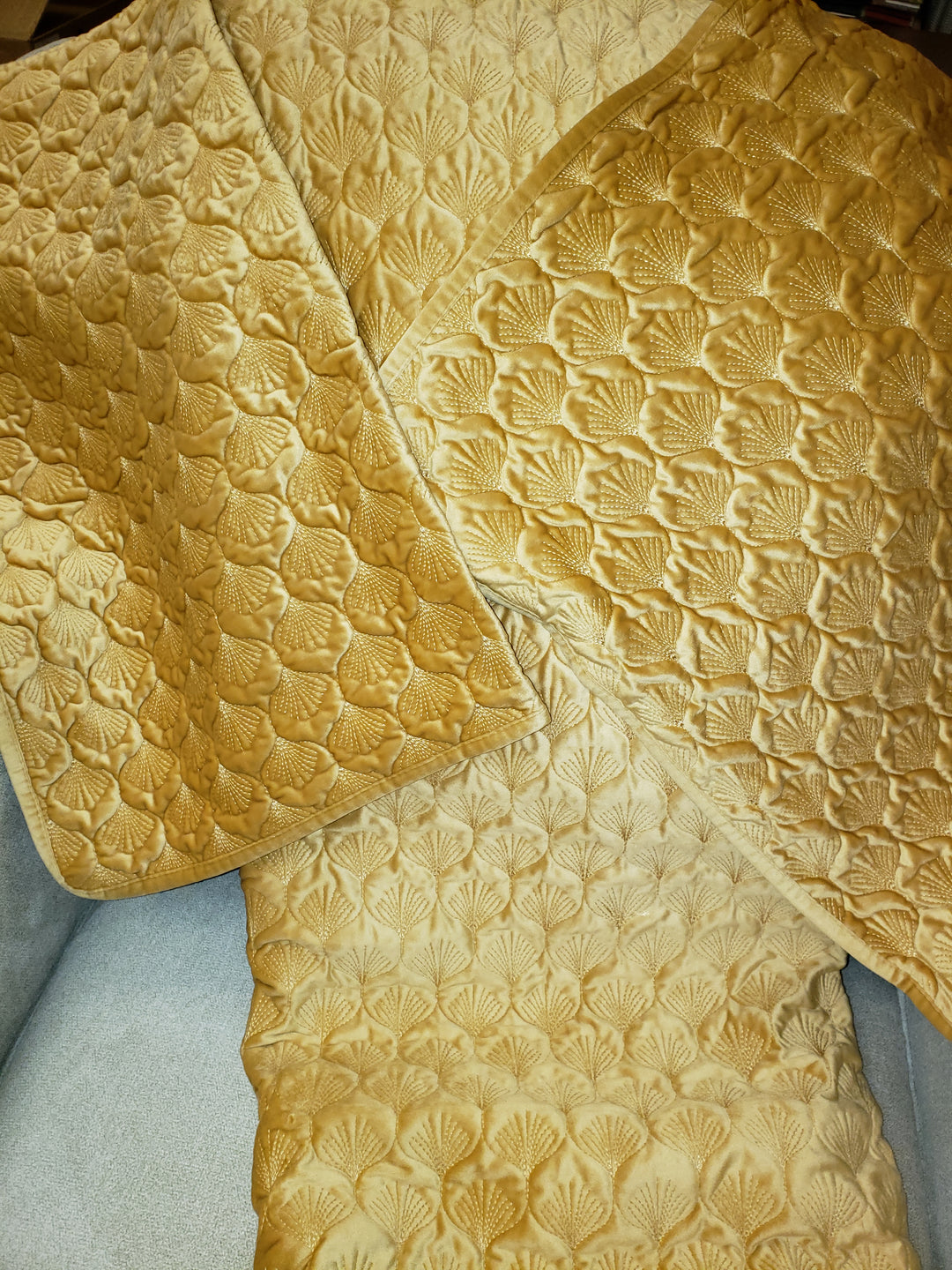 60962 MEDALLION MUSTARD QUILT