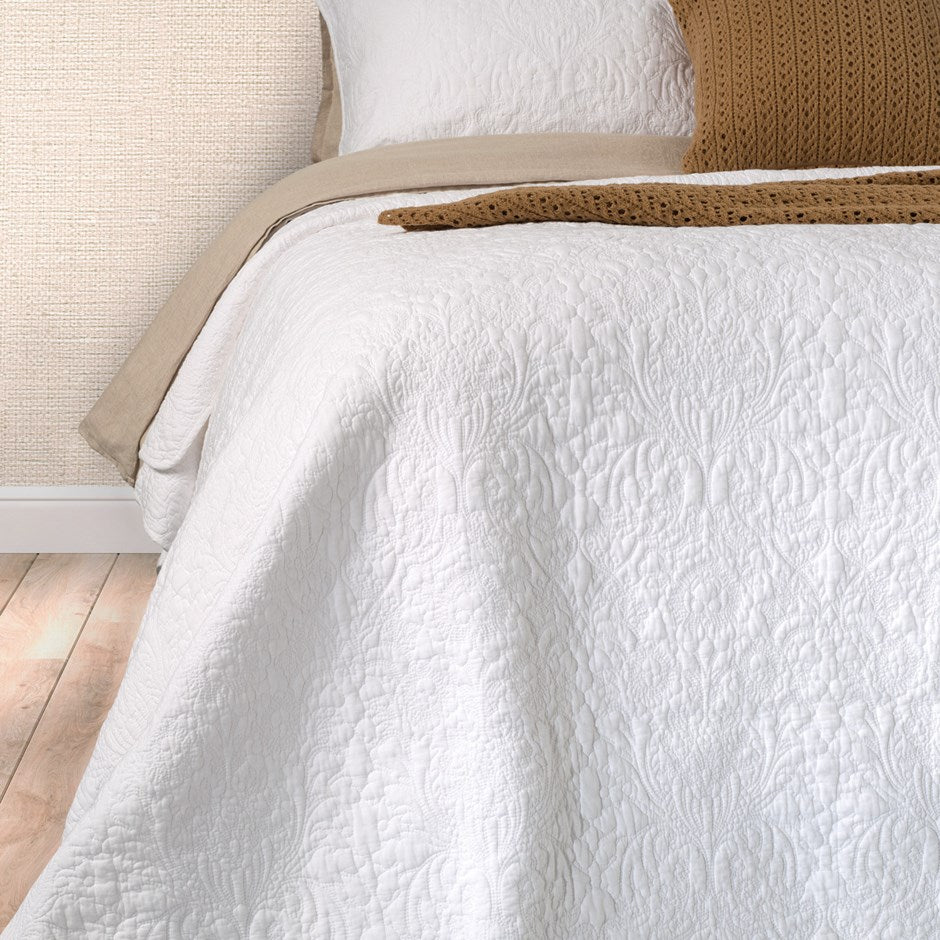 DAMASK WHITE DOUBLE/QUEEN QUILT