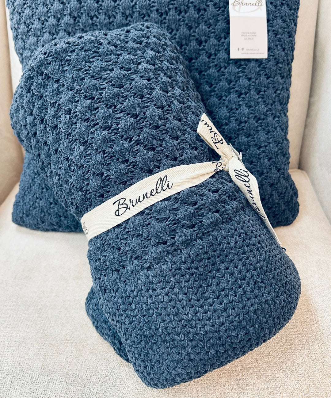 BASKET BLUE THROW
