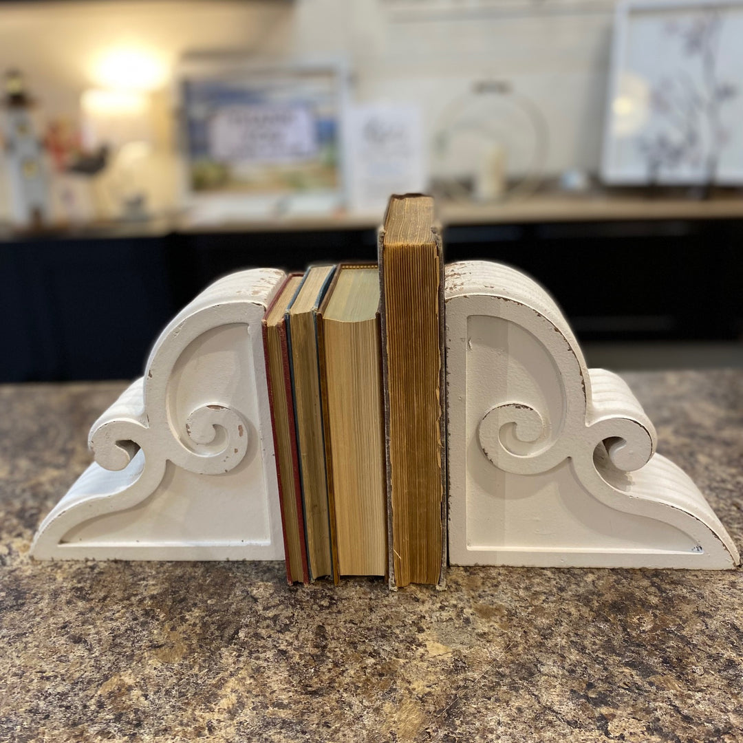 DISTRESSED WHITE WOODEN CORBEL