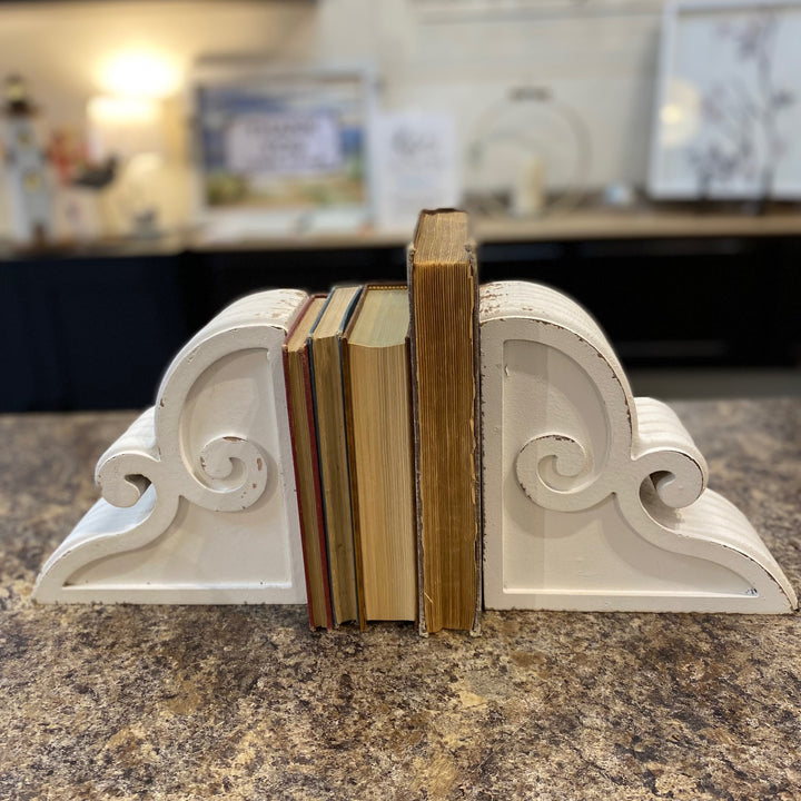 DISTRESSED WHITE WOODEN CORBEL